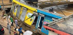 Colapsan varios comercios y viviendas en Gaspar Hernández por lluvias