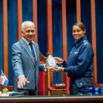 Oficiales de la Fuerza Aérea distinguen a Ricardo de los Santos por su compromiso con la excelencia académica