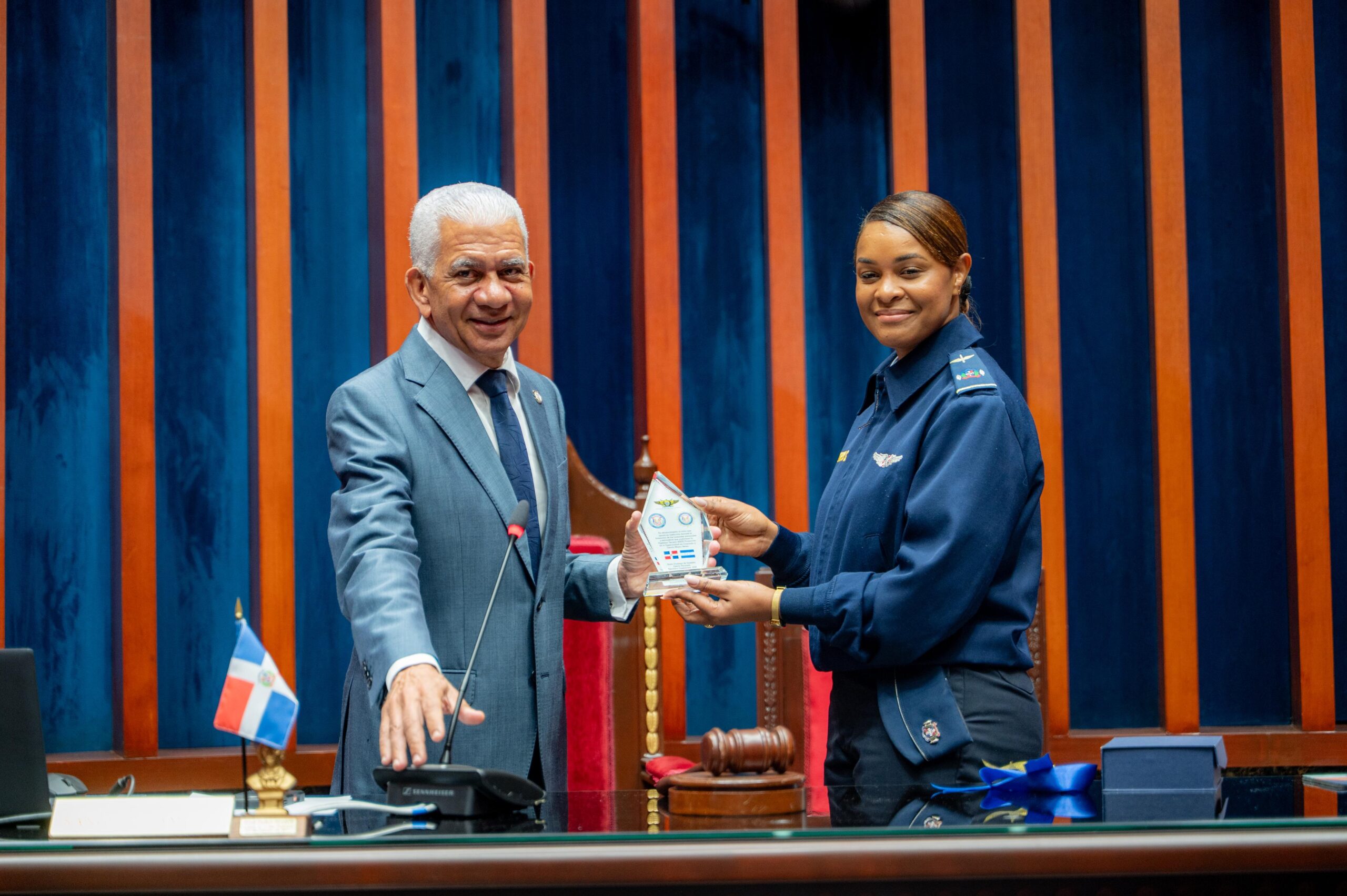 Oficiales de la Fuerza Aérea distinguen a Ricardo de los Santos por su compromiso con la excelencia académica