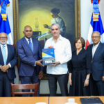 Presidente Luis Abinader se reúne con el Senador Julito Fulcar y el Comité Gestor del Plan Estratégico de Peravia 2025-2055