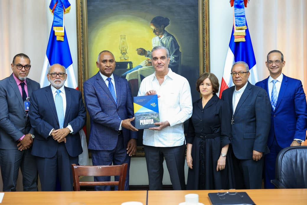 Presidente Luis Abinader se reúne con el Senador Julito Fulcar y el Comité Gestor del Plan Estratégico de Peravia 2025-2055