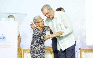 Abinader dialoga con 6,000 familias de Supérate: “La política social funciona cuando escucha a la gente”