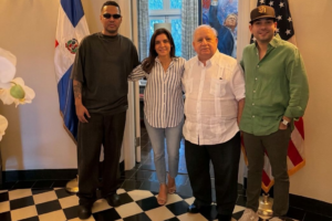 Embajadora de EE.UU. promueve enfoque en nutrición y tratamientos alternativos para autismo