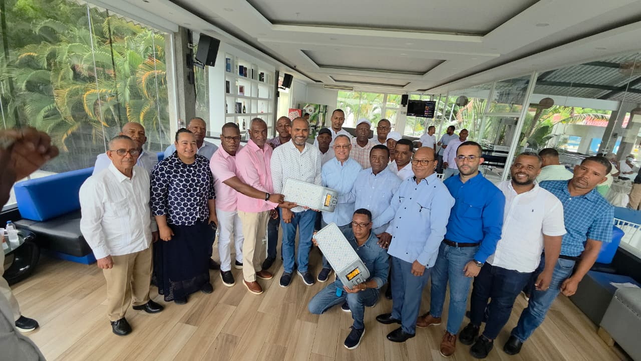 Senador Jhonson Encarnación articula encuentro con autoridades para ampliar electrificación en Elías Piña