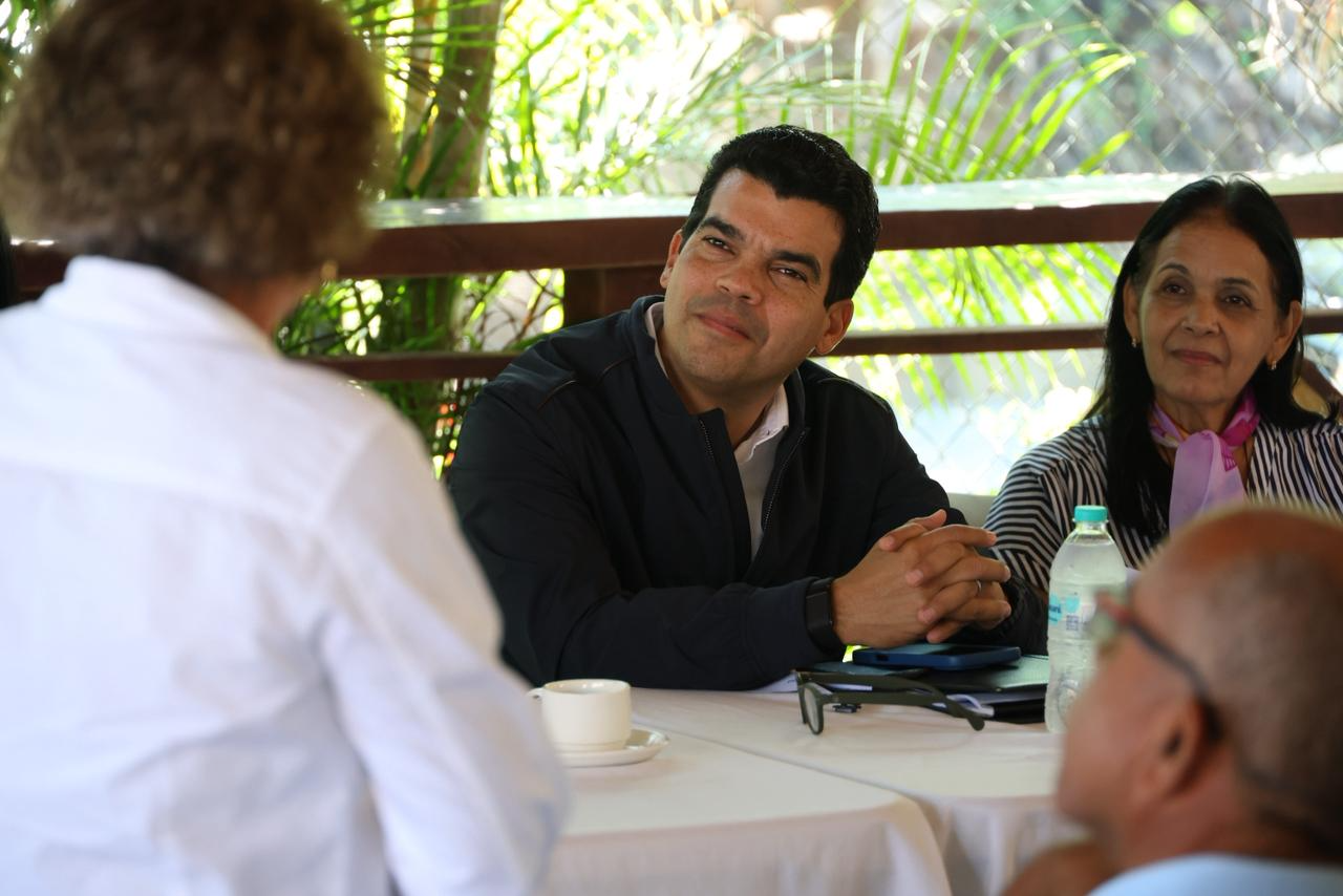Wellington Arnaud valida con comunitarios servicio eficiente de agua potable en Monción