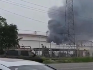 Explosión en refinería de Luisiana genera alarma y enormes columnas de humo