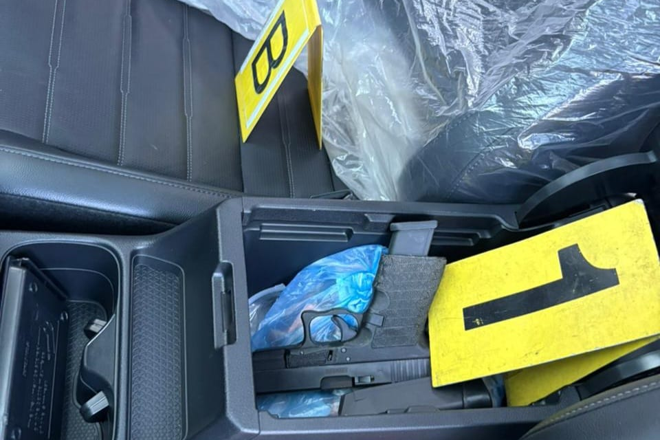 DNCD, PN y MP desmantelan centro de distribución de drogas en SFM; arrestan dos personas y buscan a “Yuyo”