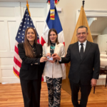 JCE entrega primera nueva cédula en el exterior a embajadora de RD ante EE. UU.