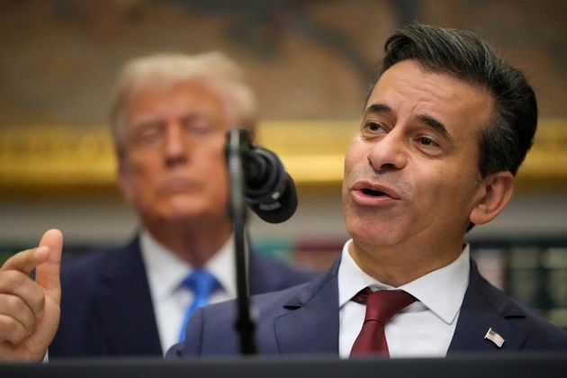 Dimite el director de la FDA tras aprobación de cigarrillos electrónicos saborizados en EE. UU.