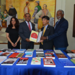 UASD recibe importante donación de 165 libros a través de la Embajada de Japón