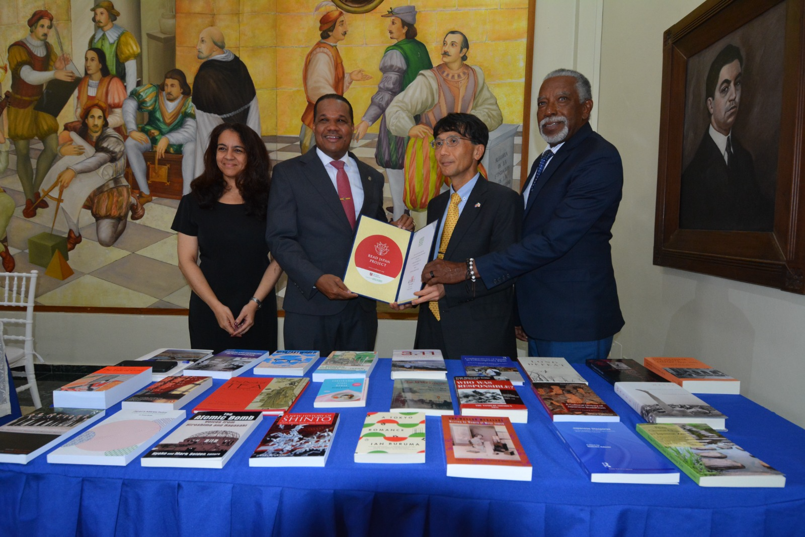 UASD recibe importante donación de 165 libros a través de la Embajada de Japón