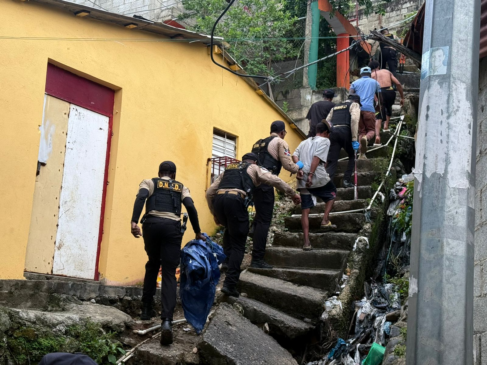 OPERATIVOS CONTRA EL MICROTRÁFICO SE EXTIENDEN A SANTO DOMINGO OESTE, LA VEGA Y SPM; DECOMISAN MÁS DE 5,400 GRAMOS