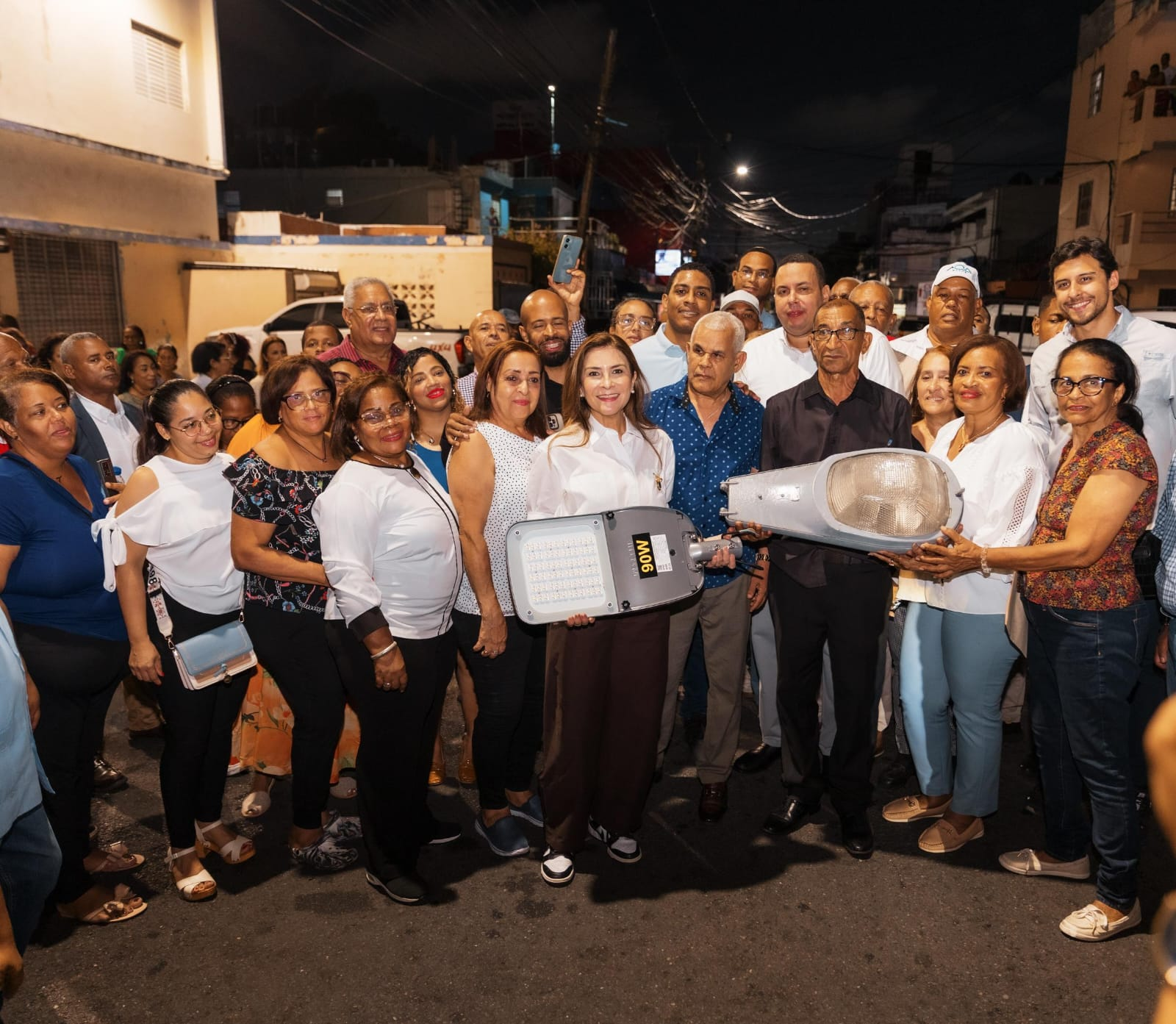 Carolina Mejía ilumina a Villa Francisca y al ensanche La Fe con la instalación de 1,090 luminarias LED