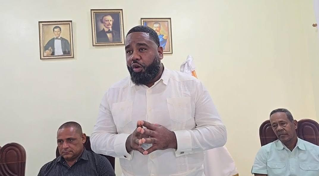 Regidor Caonabo Hubieres denuncia exhumaciones ilegales de cadáveres en cementerios de Bayaguana