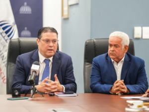 Ministro Yayo Sanz Lovatón instala mesa de diálogo con Adanegas para abordar comisiones por pagos con tarjetas