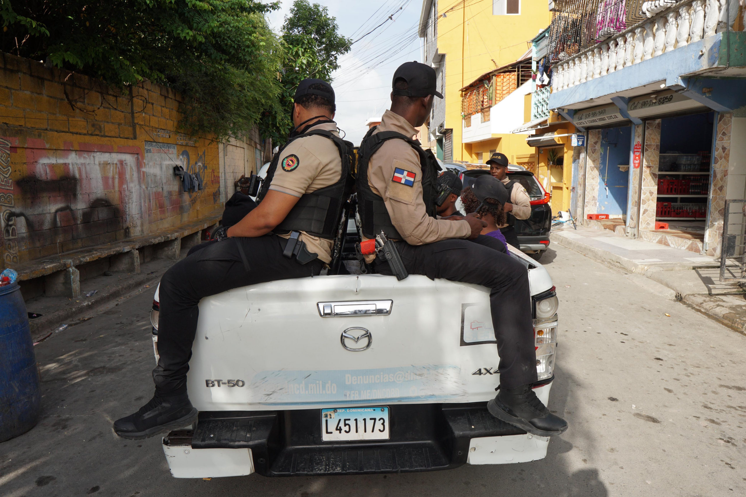 MULTIPLICAN OPERACIONES CONTRA EL MICROTRÁFICO EN SDN; APRESAN 20 PERSONAS Y OCUPAN MÁS DE 9,000 GRAMOS