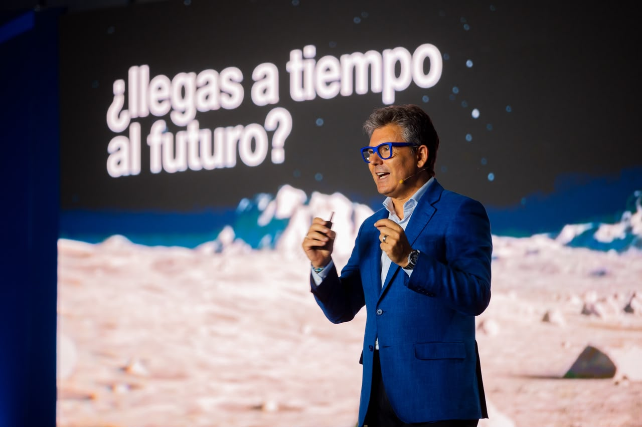 Marc Vidal en Puerto Plata: “La inteligencia artificial no sustituye el pensamiento crítico; evidencia quién deja de usarlo”