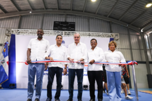 Presidente Abinader y ministro Kelvin Cruz entregan el remozado multiuso Dante Lemonier en Los Alcarrizos
