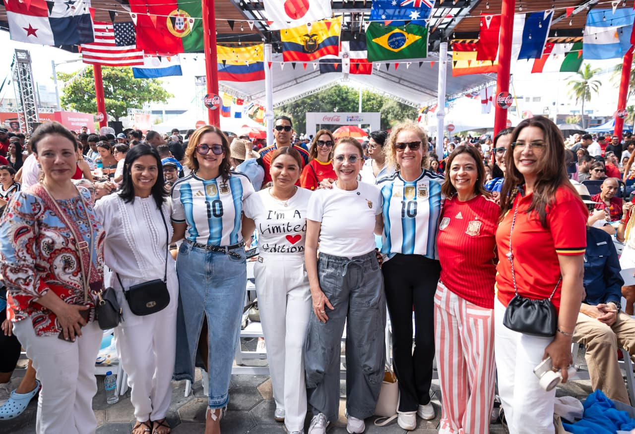 Carolina comparte emoción de la gran final de la Copa Mundial de Fútbol con ciudadanos en el Malecón Deportivo