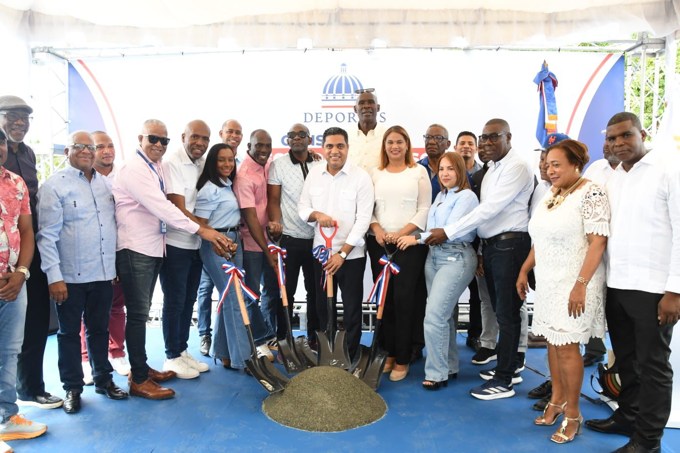 Ministro Kelvin Cruz da el primer picazo para la construcción del esperado multiuso en Villa Hermosa, La Romana
