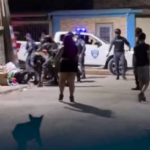 Continúan los enfrentamientos entre ciudadanos y agentes policiales en El Tamarindo, Santo Domingo Este