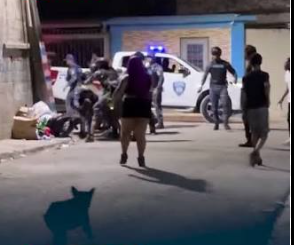Continúan los enfrentamientos entre ciudadanos y agentes policiales en El Tamarindo, Santo Domingo Este