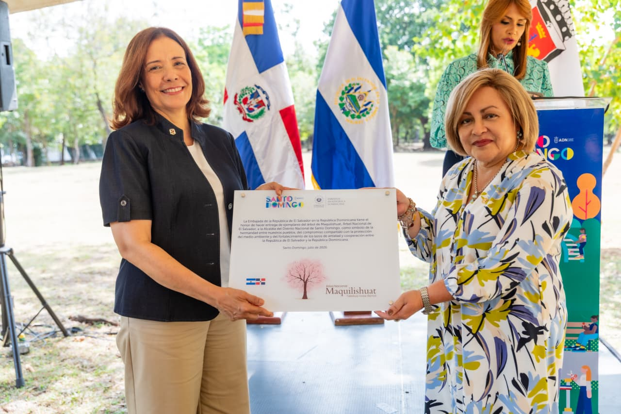 Embajada de El Salvador entrega 90 árboles Maquilishuat a la Alcaldía del Distrito Nacional