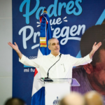 Presidente Luis Abinader llama a los padres dominicanos a cuidar y proteger a sus familias durante el acto “Padres que Protegen”