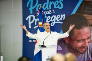 Presidente Luis Abinader llama a los padres dominicanos a cuidar y proteger a sus familias durante el acto “Padres que Protegen”