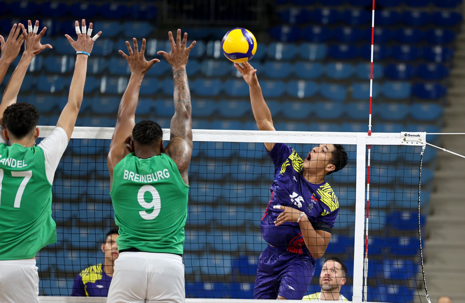 Venezuela aplica la escoba sobre Surinam y disputará quinto lugar en voleibol