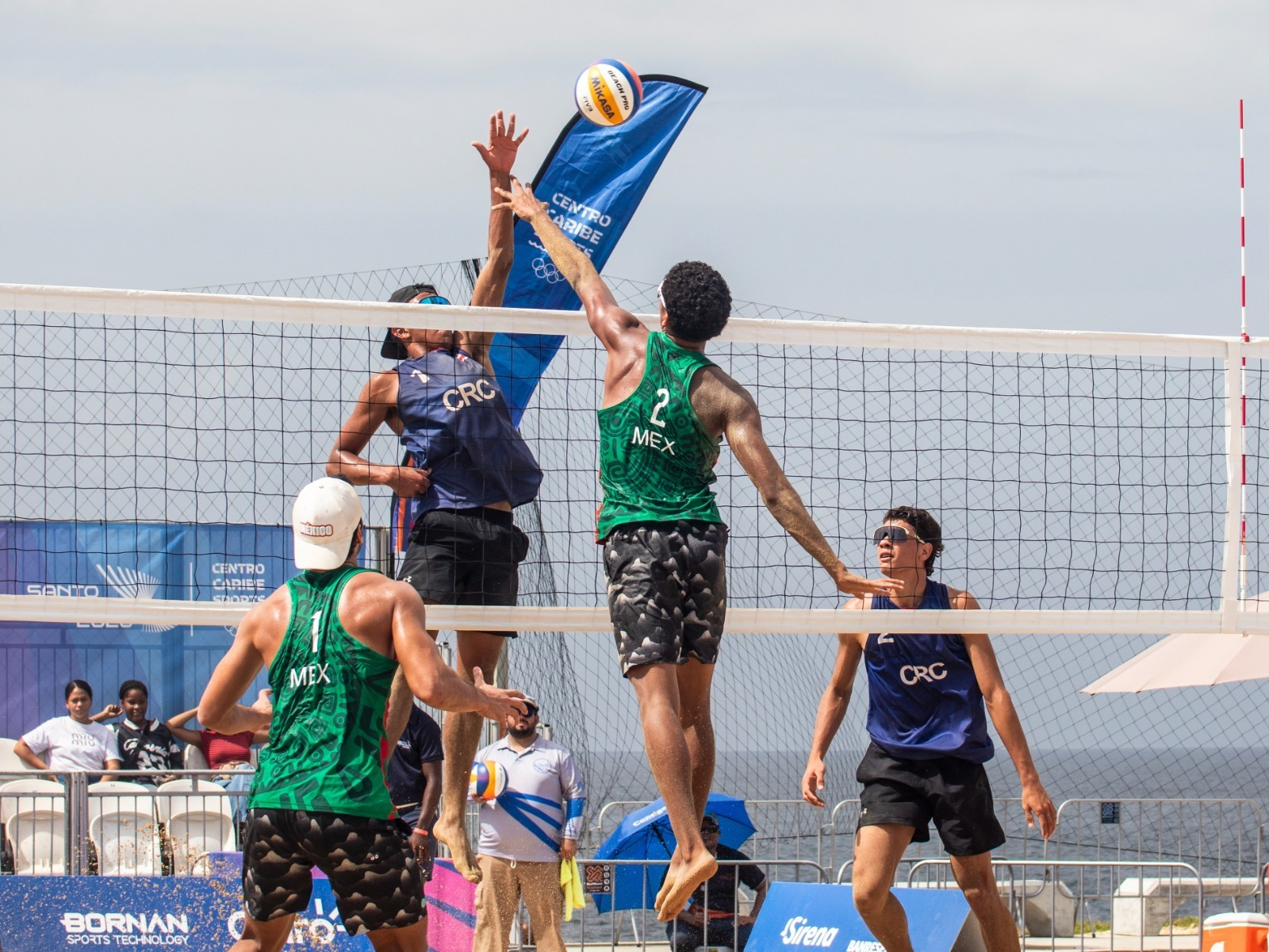 México supera a Costa Rica en un intenso duelo de voleibol de playa masculino