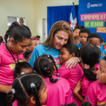 Carolina Mejía comparte una mañana de alegría y aprendizaje con cientos de niños en el Campamento de Verano del Distrito Nacional