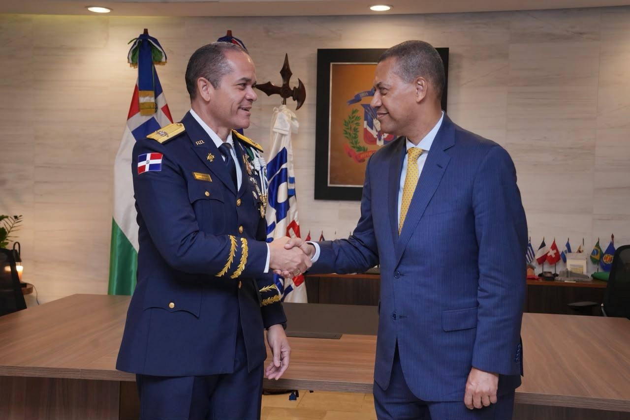 Policía Nacional e INDOTEL firman acuerdo para modernizar el registro y control de detenidos en destacamentos