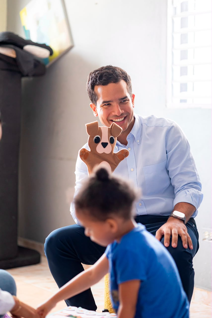 Omar Fernández entrega recursos del Fondo Gadiel de abril y junio a niños con autismo y síndrome de Down