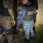 Policía ocupa cuatro armas de fuego y drogas durante operativos preventivos en Los Guaricanos, SDN