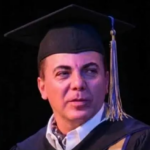 Cristian Castro celebra su graduación de preparatoria con toga, birrete y confeti