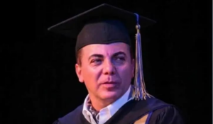 Cristian Castro celebra su graduación de preparatoria con toga, birrete y confeti