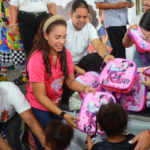 Alcaldesa Betty Gerónimo encabeza inicio de “La Ruta Escolar” con entrega de útiles en Los Casabes y Los Guaricanos