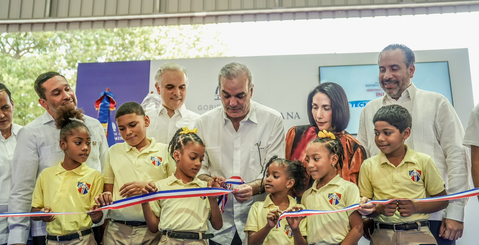 Presidente Luis Abinader e INEFI entregan polideportivo techado en el Centro Educativo Santo Cura de Ars