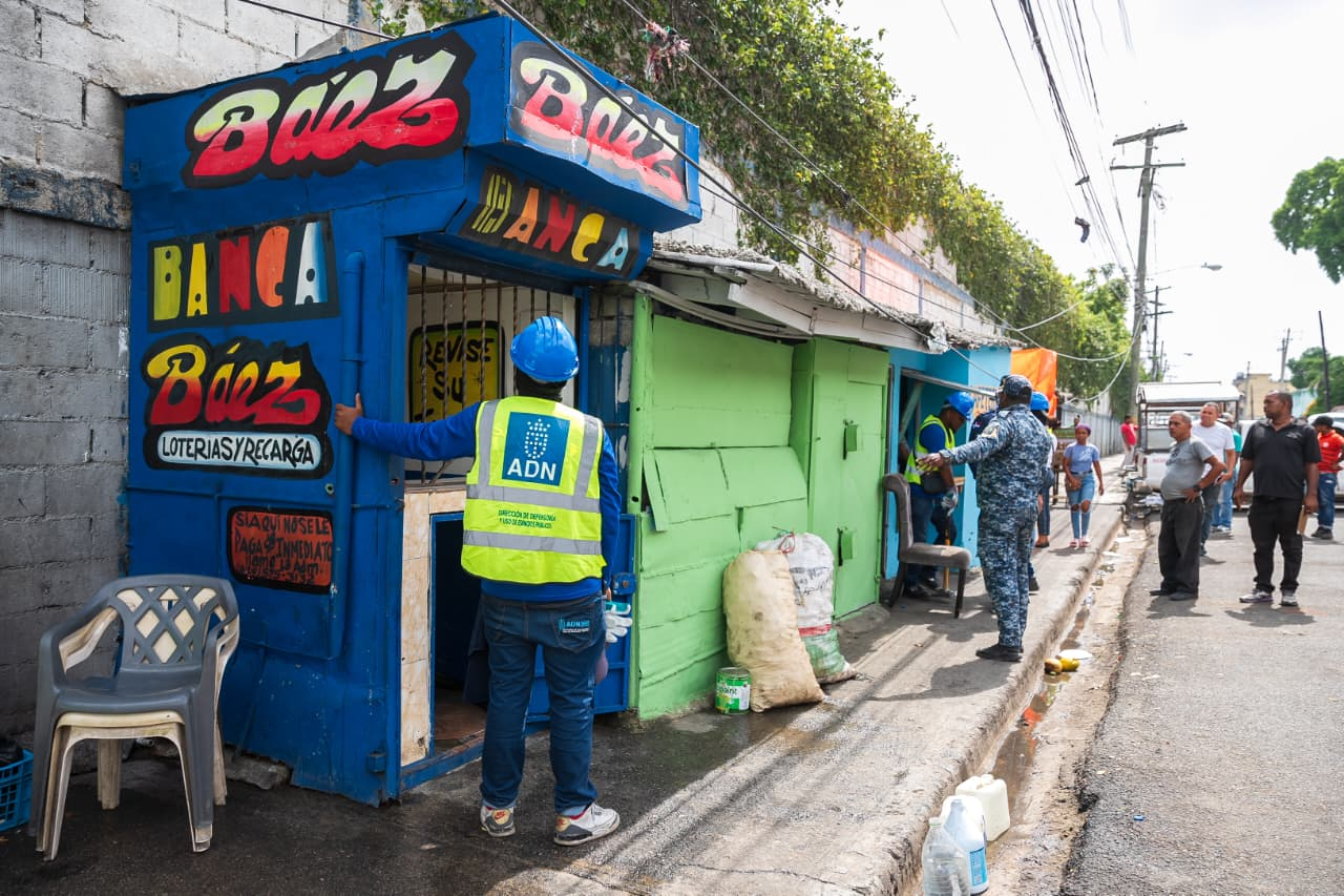 Alcaldía del DN elimina seis ocupaciones ilegales en la acera de avenida Los Mártires con Máximo Gómez