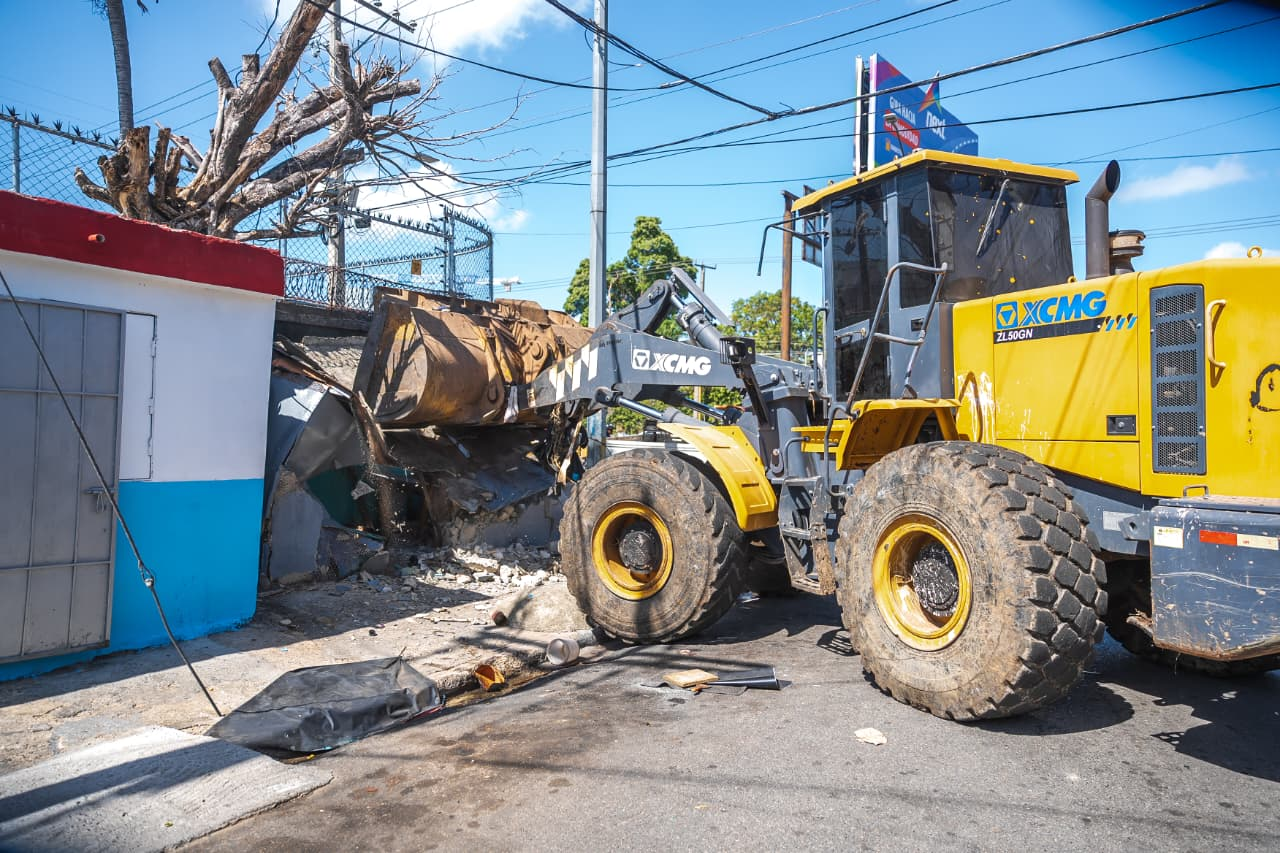 Alcaldía del Distrito Nacional demuele siete estructuras y recupera espacios públicos en Cristo Rey