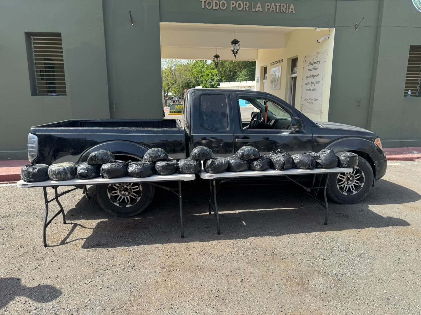 Autoridades incautan 84 libras de presunta marihuana ocultas en parte trasera de camioneta
