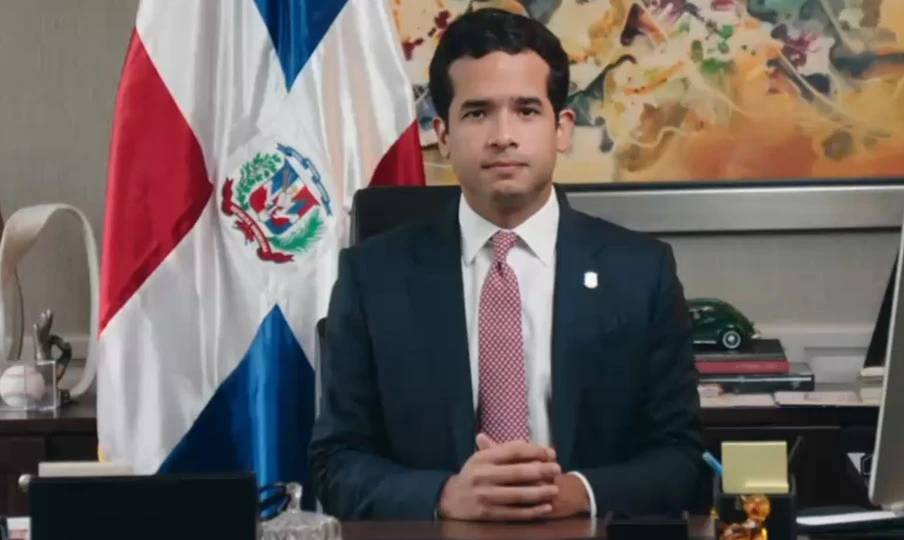 Omar Fernández revela que matrícula de estudiantes haitianos crece en 180 mil mientras la dominicana se reduce