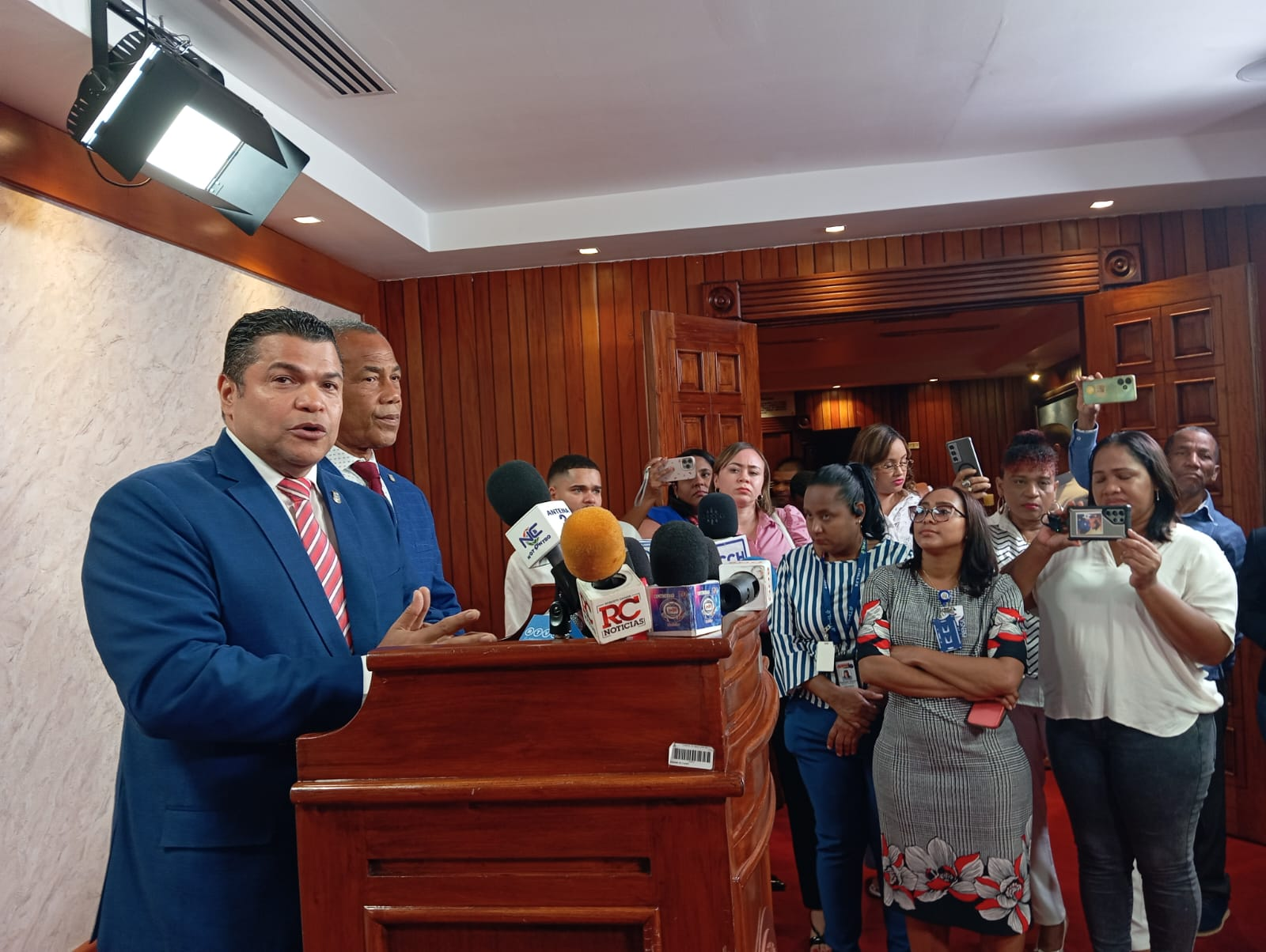Diputado Tobías Crespo llama al Gobierno a usar su mayoría en el Congreso para aprobar proyectos que beneficien a la población