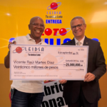 LEIDSA entrega 25 millones de pesos a agente inmobiliario ganador del Loto