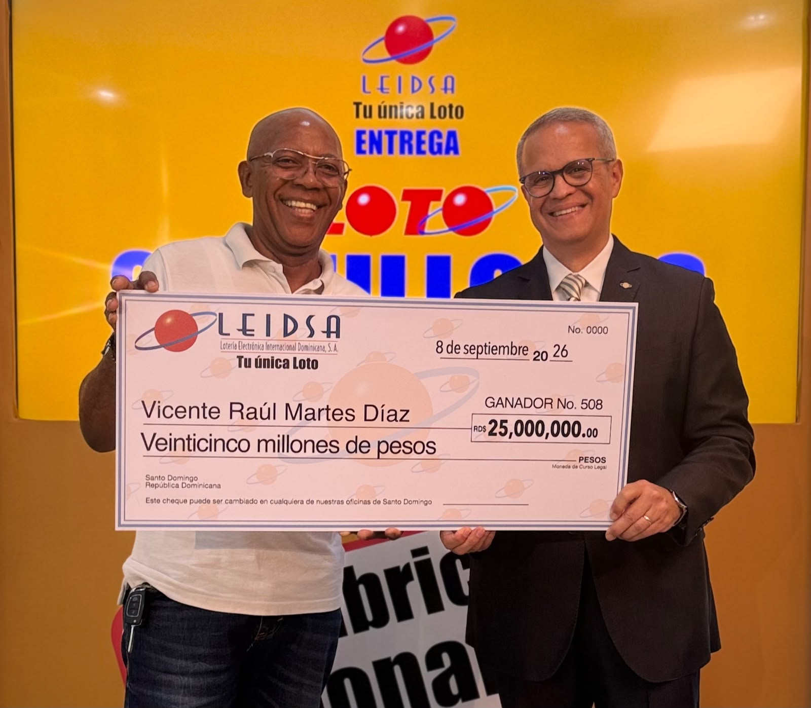 LEIDSA entrega 25 millones de pesos a agente inmobiliario ganador del Loto