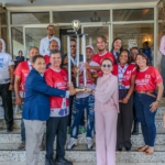 Carolina Mejía entrega trofeo al equipo campeón de los Juegos Deportivos ADN 2026