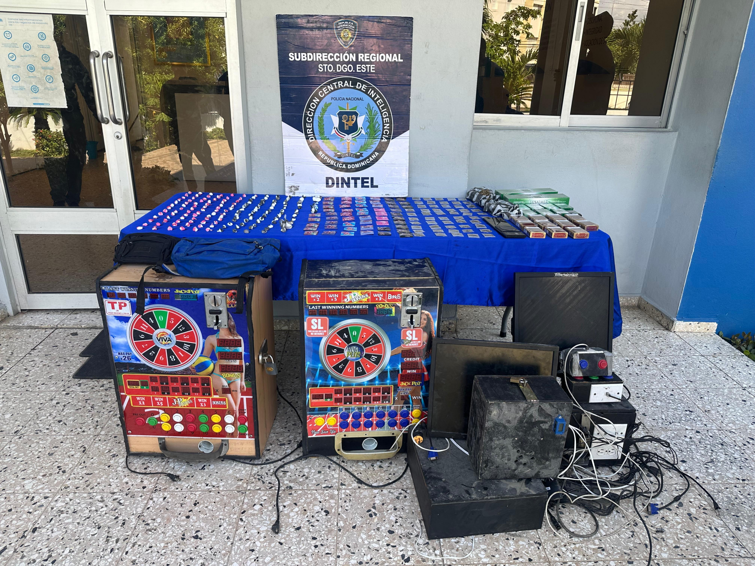 DINTEL ocupa drogas, cigarrillos de contrabando y máquinas tragamonedas durante operativos en Santo Domingo Este