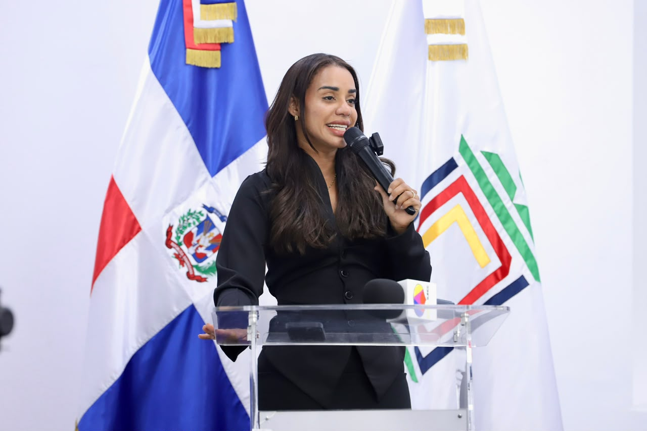 Alcaldía de Santo Domingo Norte y Unicaribe entregan becas a jóvenes del programa BTI