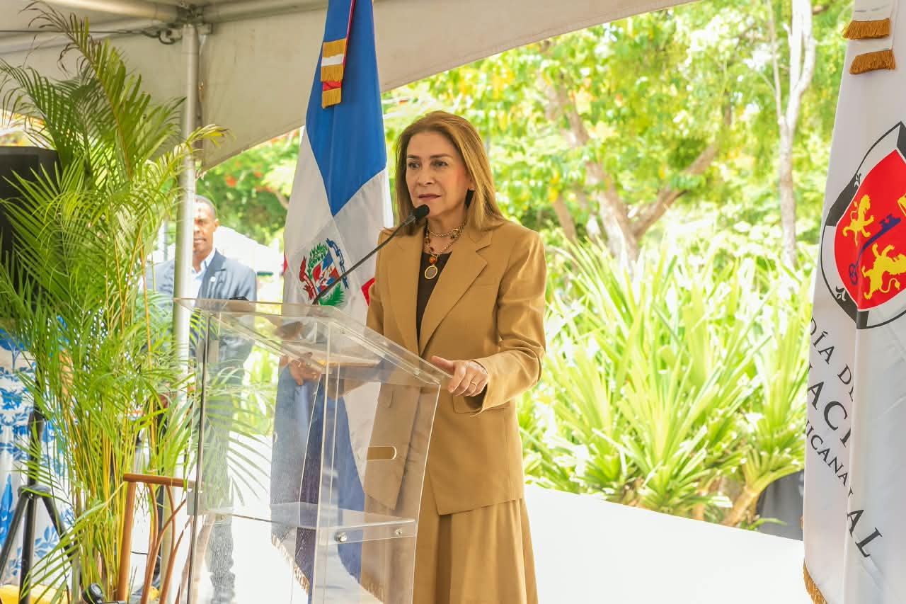 Carolina Mejía oficializa con una tarja el nombre Parque Mirador Sur Dr. Joaquín Balaguer